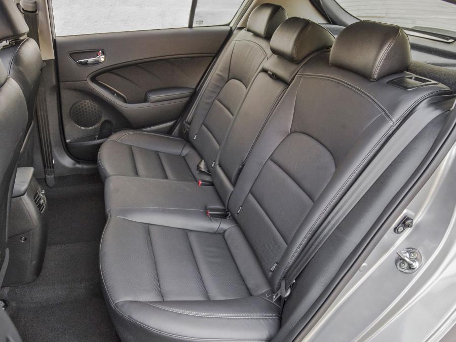  Kia Cerato Hatchback 2013 года  (фото 10 из 14)